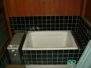 バランス釜を外して浴槽を広げました。